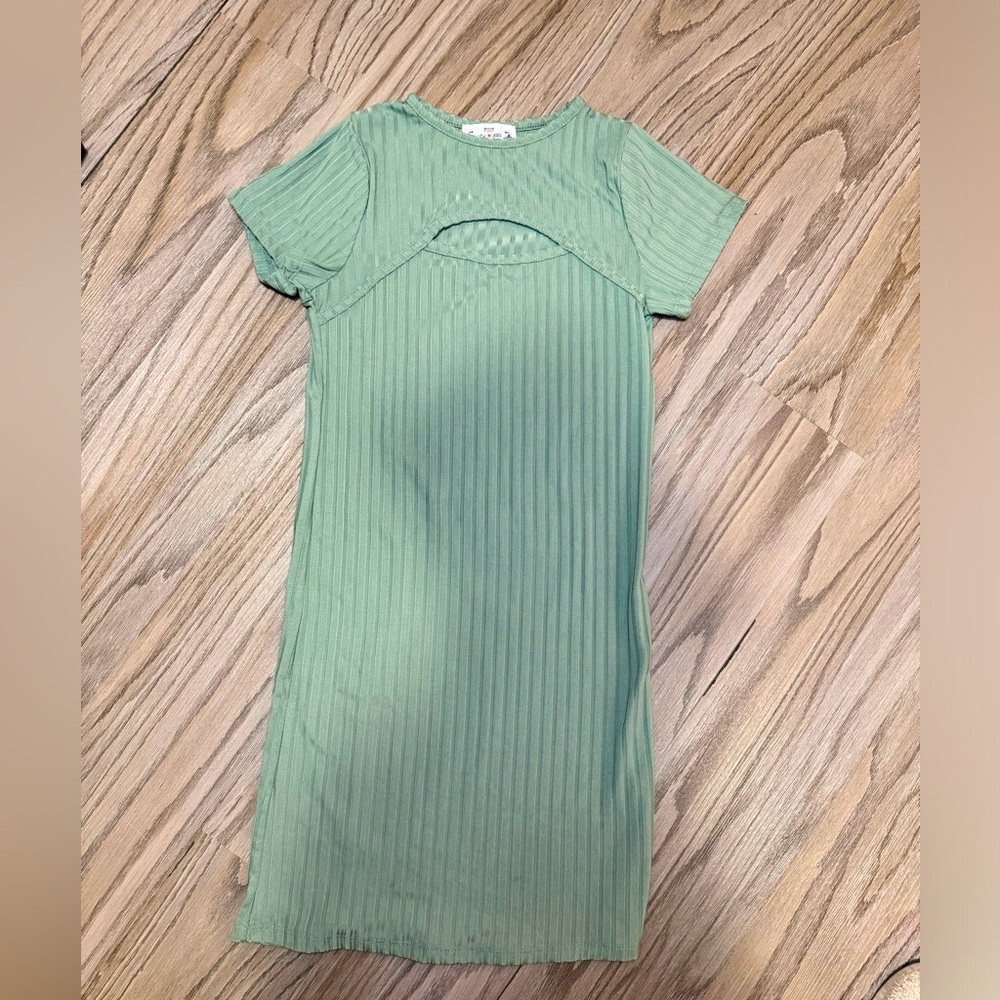Ribbed knit. Ends above the knee on 5’0. Key hole right above chest.